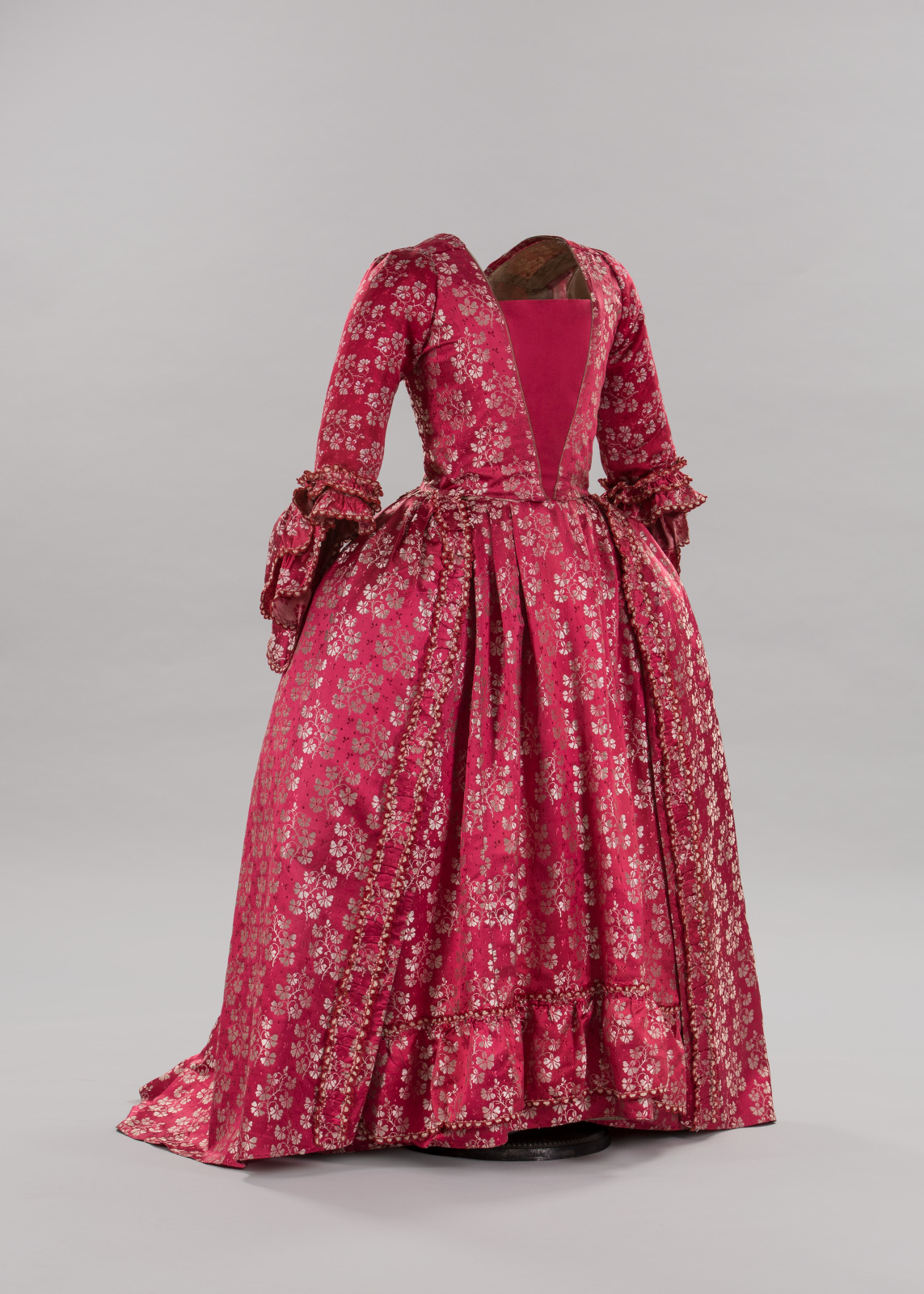 Best in show | Red silk dress, 1770s - Museums Association